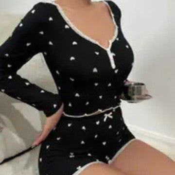 Women's Pajamas Long Sleeve Top And Shorts With A Heart Pattern